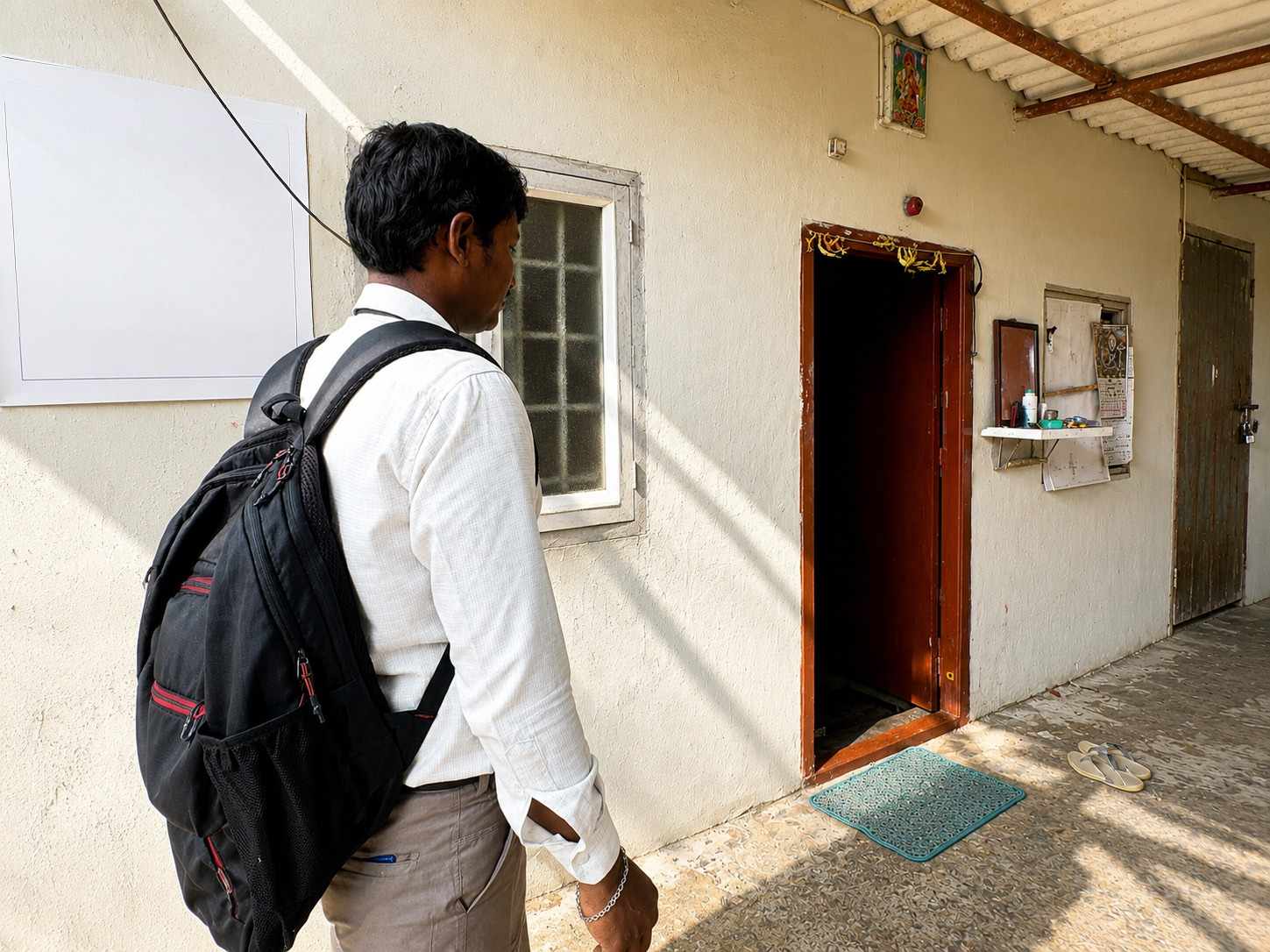 Thangapanam executive visiting a customer's home to evaluate gold and provide cash-for-gold services