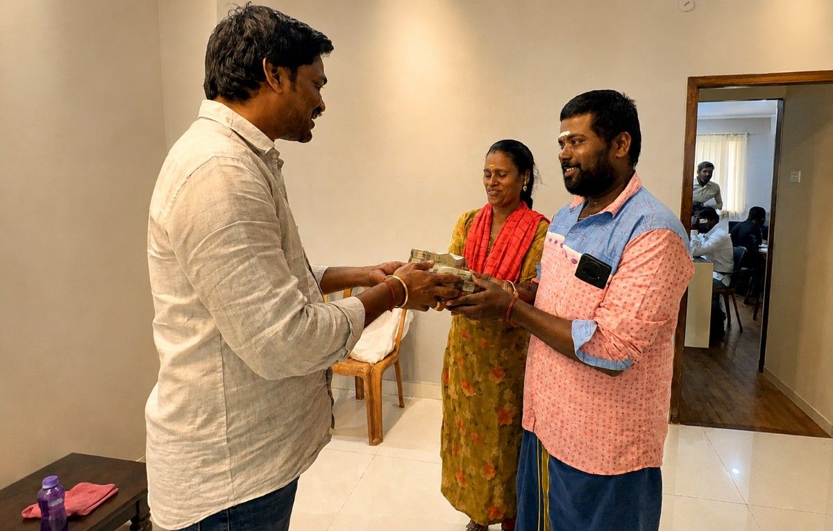 Customer receiving instant cash after gold evaluation at a Thangapanam gold buying branch in Tamil Nadu.