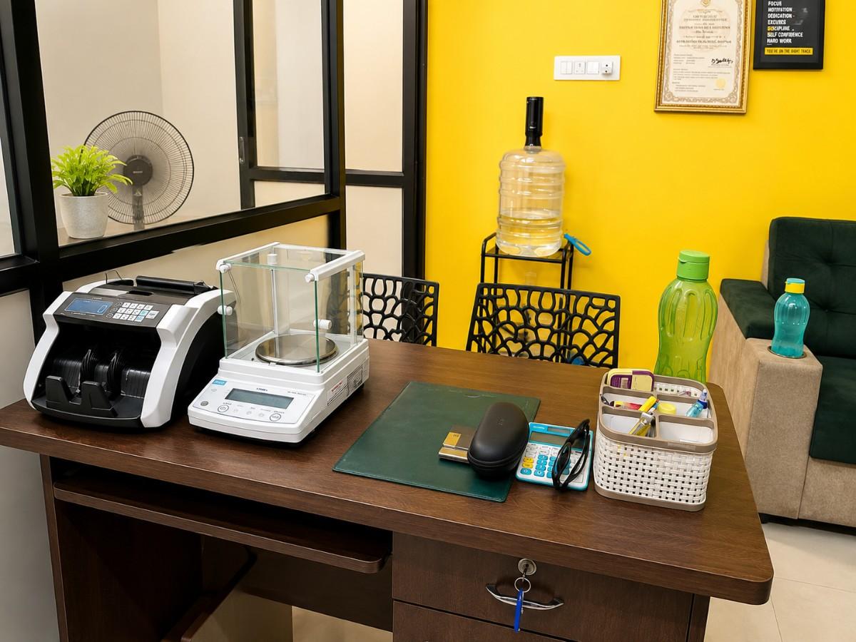 Advanced weighing scale and cash counting machine used for accurate gold valuation at Thangapanam