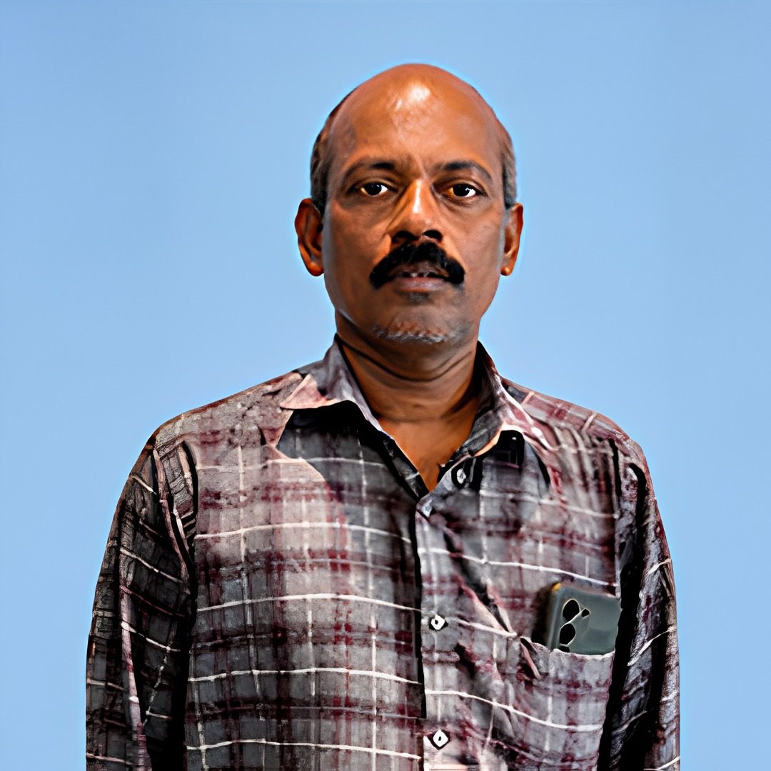 Experienced Thangapanam customers at gold buying branches in Tamil Nadu.